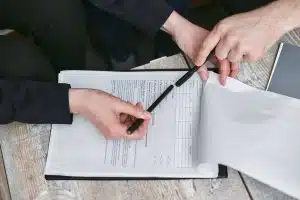 Évaluation précise et fiable de la valeur d’un bien immobilier : critères essentiels à considérer