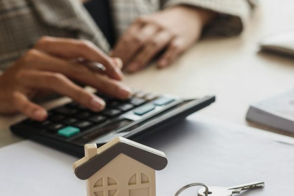 Comment choisir le bon agent immobilier : conseils et critères à prendre en compte