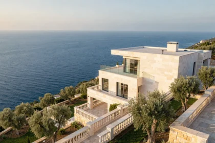 Villa contemporaine en pierre blanche avec vue panoramique dégagée sur la mer Méditerranée depuis la terrasse